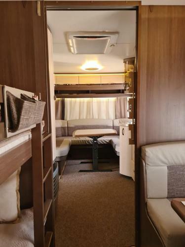 Ultimate Caravan Experience - 1st Line Gradina
