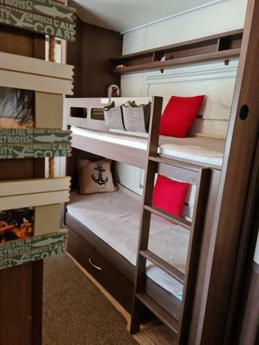 Ultimate Caravan Experience - 1st Line Gradina