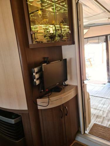 Ultimate Caravan Experience - 1st Line Gradina