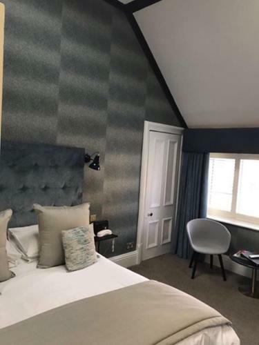 Ascot House Hotel