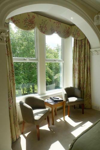 Ascot House Hotel