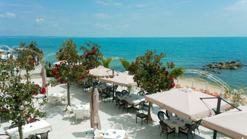 Luxurious And Panoramic Apartment At The Beach In La Mer Complex