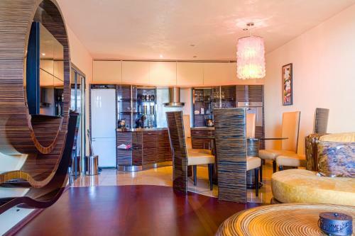 Front Beach Designer Apartment Golden Sands