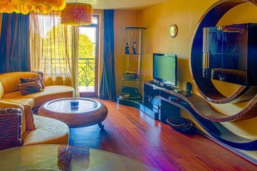 Front Beach Designer Apartment Golden Sands