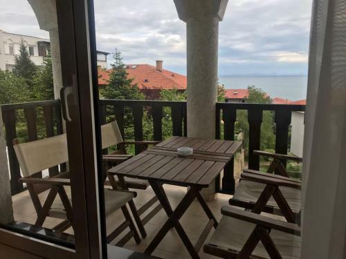 Breeze Nadezhda Apartment