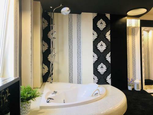Golden Pearl - Jacuzzi Top Center Luxury Apartment