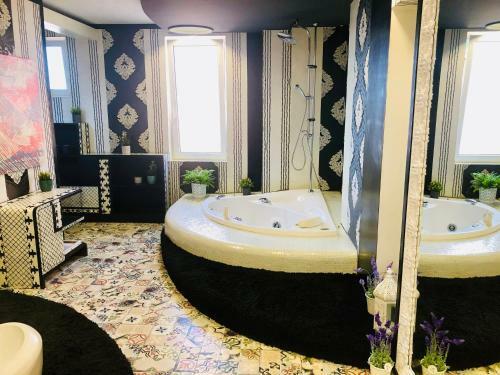 Golden Pearl - Jacuzzi Top Center Luxury Apartment