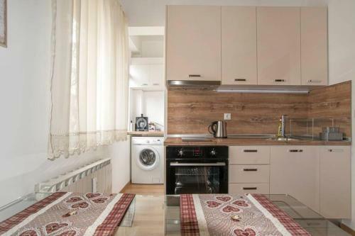Elegant & Stylish 2 Bedroom Top Central Apartment