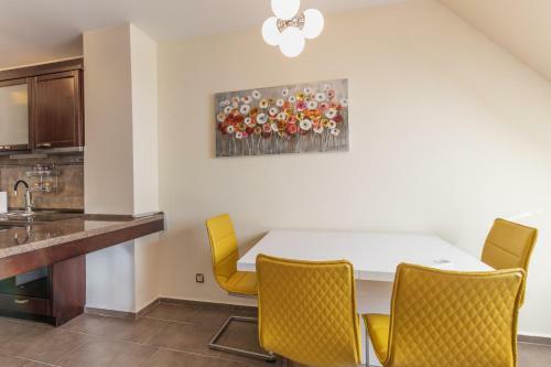 Stylish Apartment With A Big Terrace Next To The Park