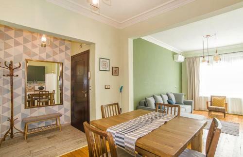 Top Central 2 Bedroom Apartment Next To Ndk