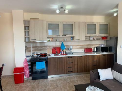 Bright Two Bedroom Apartment Near Downtown