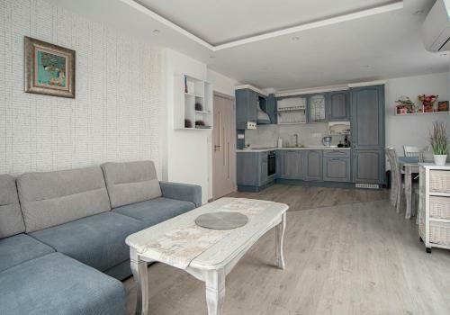 Sunny & Stylish Brand New 2bdr Apartment + Parking