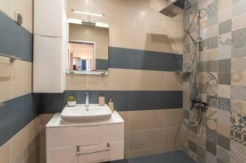 Sunny & Stylish Brand New 2bdr Apartment + Parking