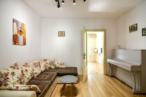 Spacious Apartment At Central Location - Karavelov