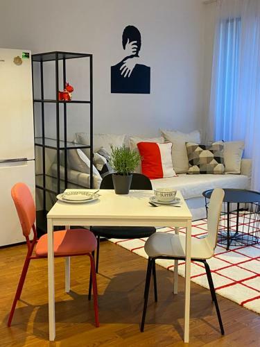 Cozy Red Bulldog Place In Apart-complex/pool