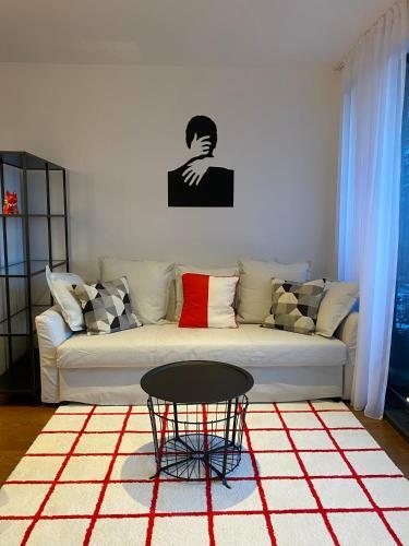 Cozy Red Bulldog Place In Apart-complex/pool