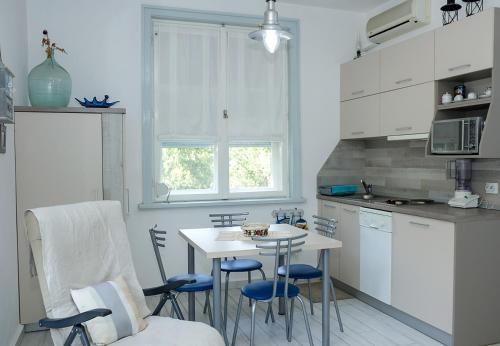 Apartamento By The Sea ~ One-bedroom Flat With Cozy Balcony