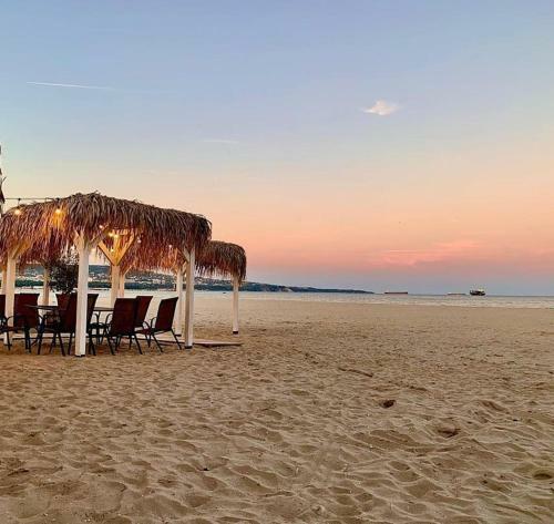 By The Waves Luxury Beach Apartment