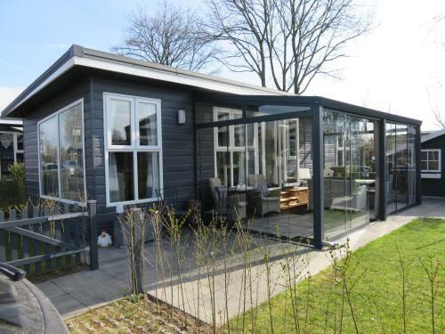 Chalet Im Erholungspark "de Veerstal"