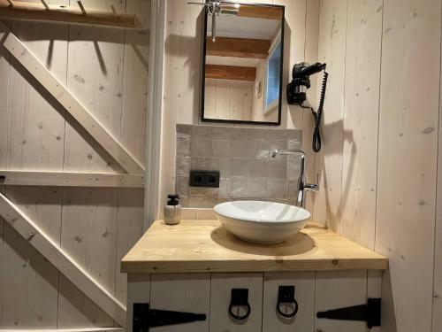 Inviting Chalet In Monnickendam With Garden