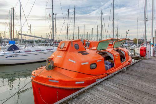 Polarstern - Unique Boatstay!