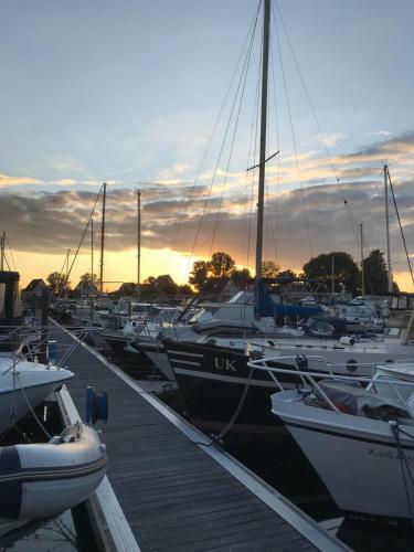 C'est La Vie Houseboat