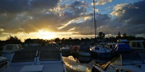 C'est La Vie Houseboat