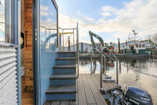 Houseboat Met Tuin