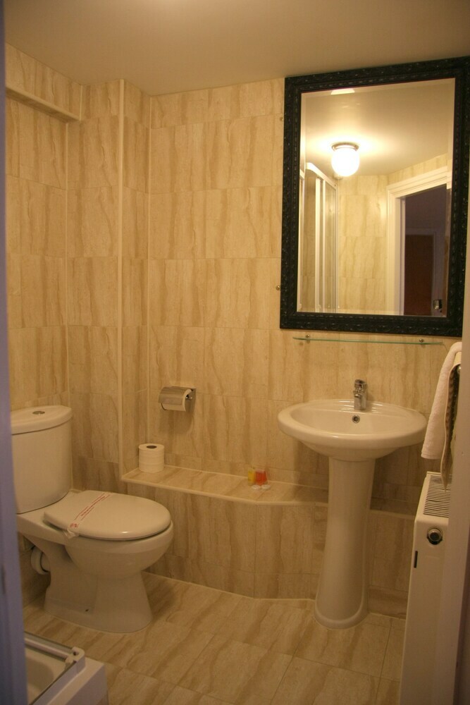 Hostal Sheil Suites