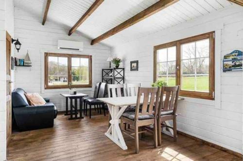 Cozy Cottage Near Lake