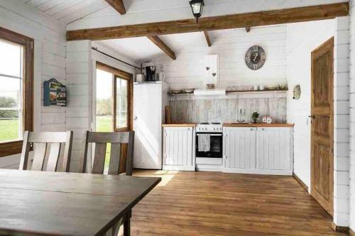 Cozy Cottage Near Lake
