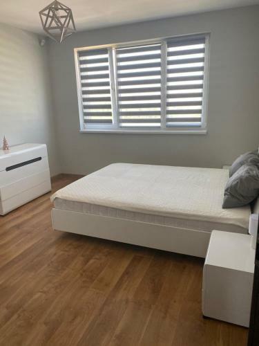 Apartamento Deluxe Condo With Living , Kitchen And Bedroom
