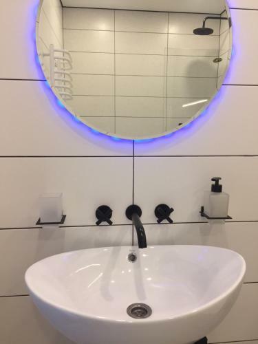 Maksim Modern Apartment