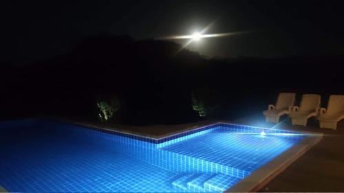 Chal� Master Com Piscina De Borda Infinita