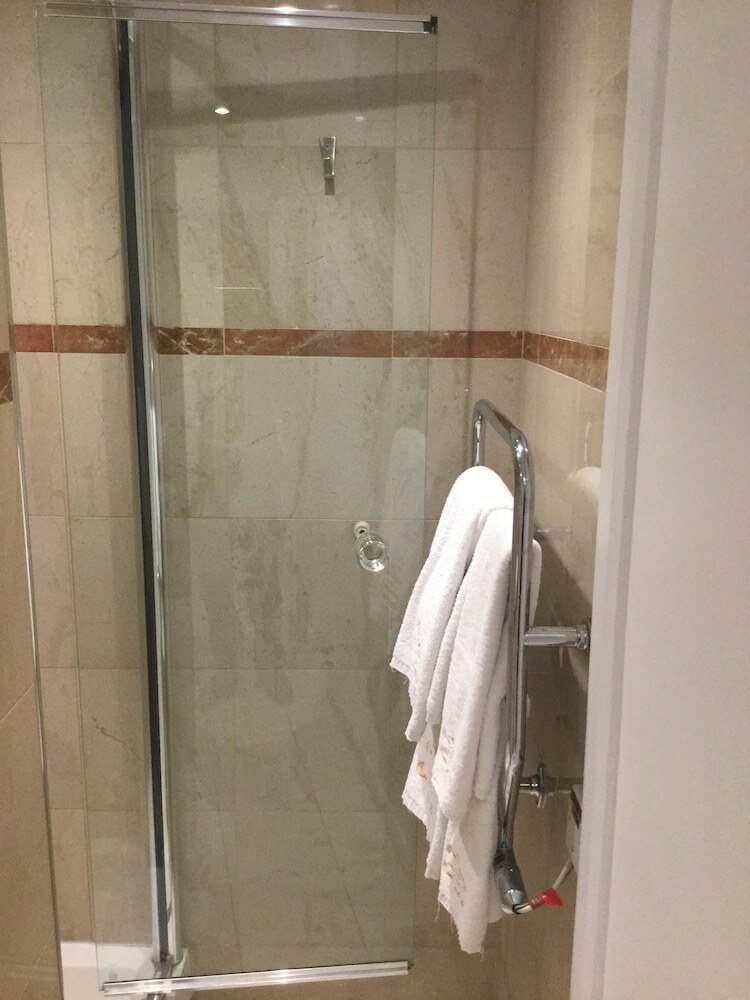 The New London Carlton Hotel