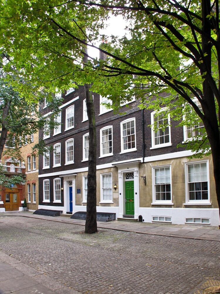 Kings Wardrobe Apartments By Bridgestreet