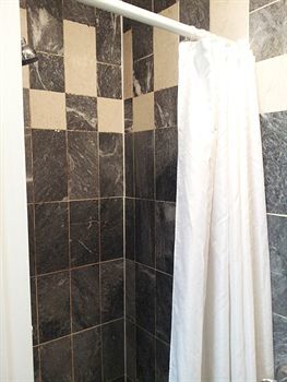 Hostal Queens Drive Hotel