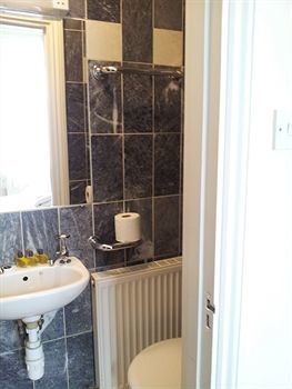 Hostal Queens Drive Hotel