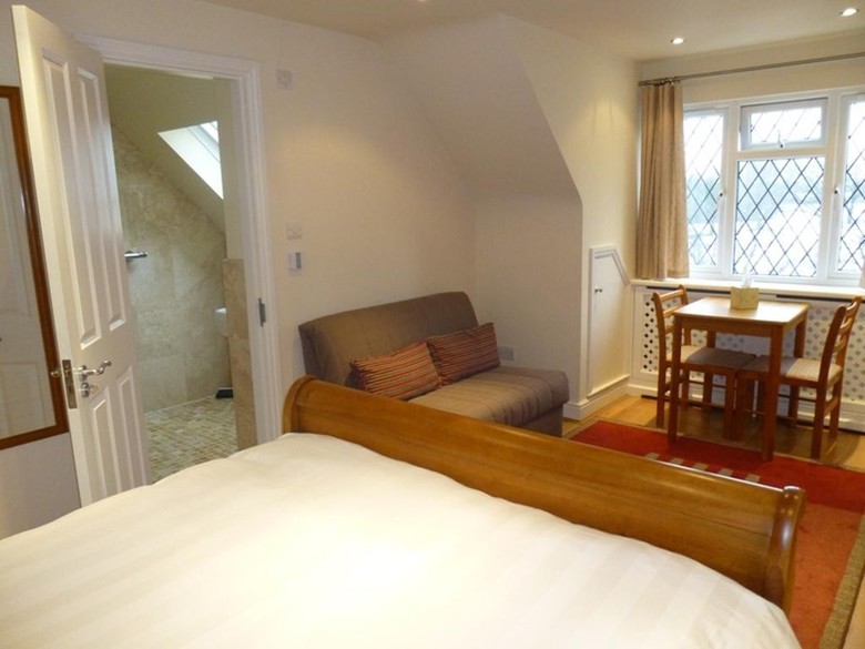 Hostal The Oaks Guest House