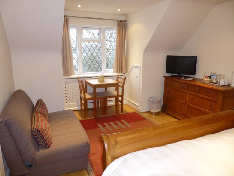 Hostal The Oaks Guest House