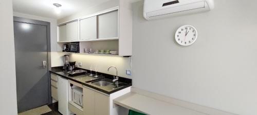Apartamento Studio Rua XV Central- Ayn075