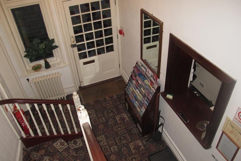 Hostal A To B Hotel