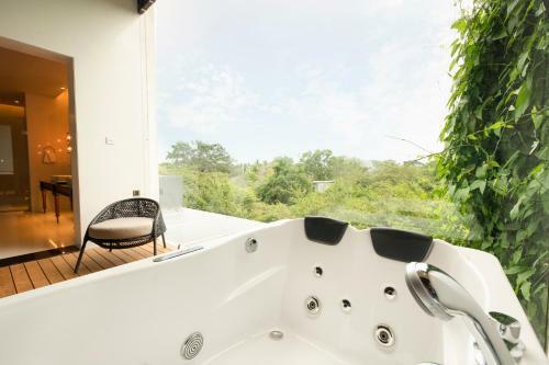 Hotel Doubletree By Hilton Weerawila Rajawarna Resort