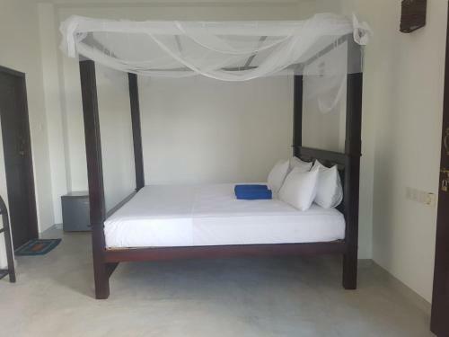 Hotel Waves Hiri
