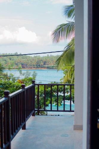 Hotel Waves Hiri