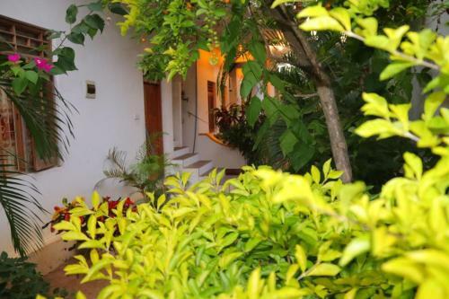 Sandy Bay Hotel Arugambay