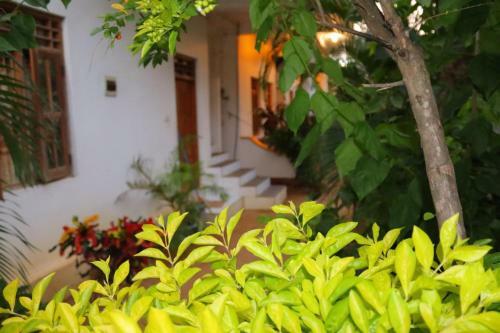 Sandy Bay Hotel Arugambay