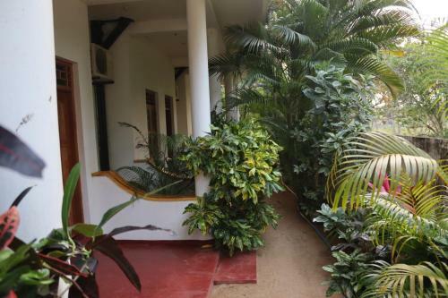 Sandy Bay Hotel Arugambay