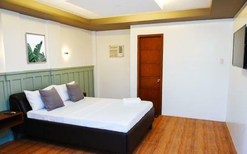 Reddoorz Plus @ Casareal Hotel