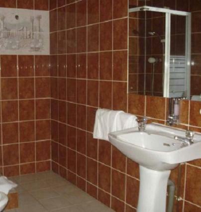 Hostal Bridge Guest House